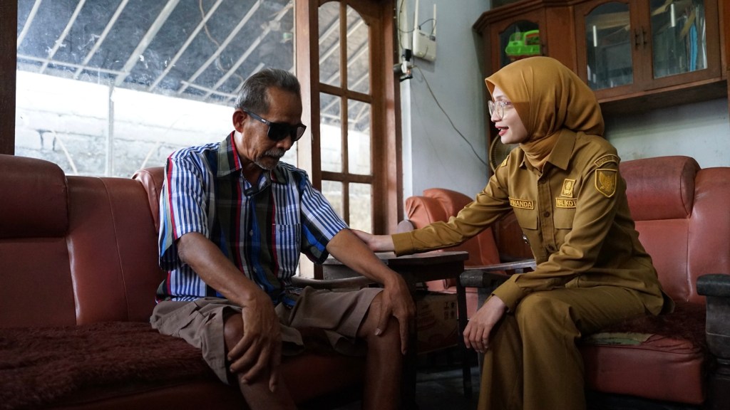 Mbak Vinanda Sambangi Disabilitas di Kediri, Serahkan Bantuan Alat&nbsp;Mobilitas