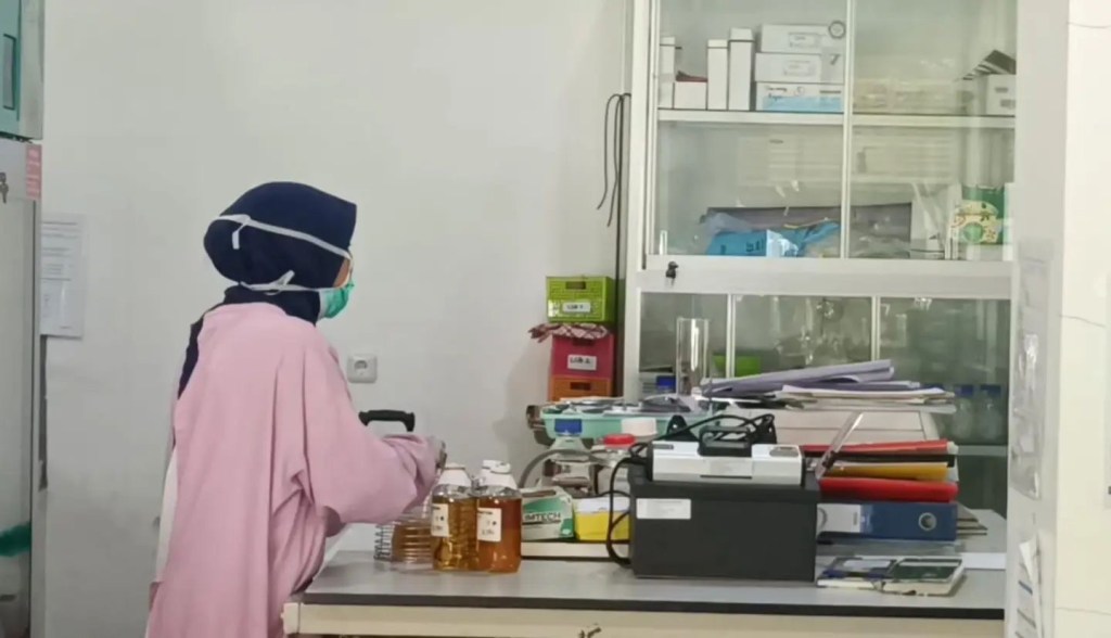 Labkesmas Uji Sampel Makanan, Pakcoi dan Muntahan Korban Keracunan MBG di&nbsp;Sidoarjo