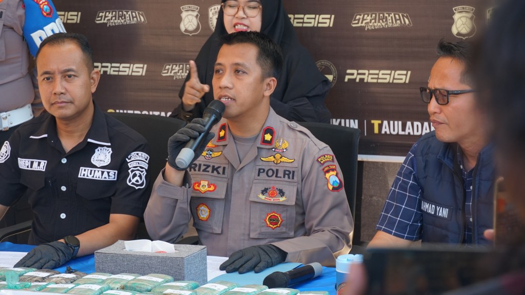 Polisi Bongkar Paket Vespa Berisi 10,8 Kg Ganja di&nbsp;Gresik