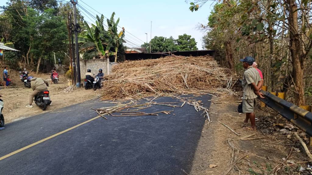 Truk Angkut Tebu Amblas di Selorejo, Akses Blitar-Malang Macet&nbsp;Total